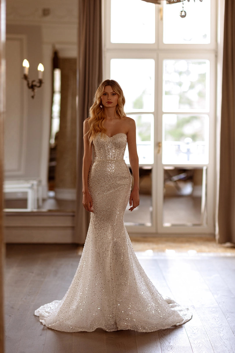 The Robe Jenna is the perfect choice for any bride obsessed with mermaid wedding dresses. With its stunning sparkling details, this dress will make you feel like a true mermaid on your special day. Embrace your inner mermaid and make a statement with this unique and beautiful dress.