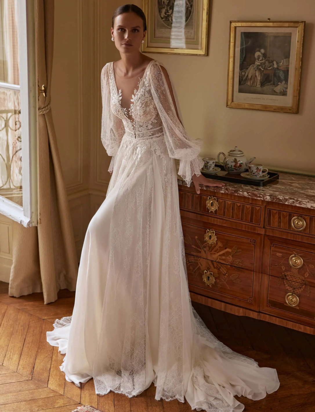 Elevate your special day with the Robe Aurore. The boho wedding dress exudes a sense of romance with delicate lace and elegant long sleeves. Perfect for a beach or civil ceremony, this dress will make you feel effortlessly beautiful. Make your dream wedding a reality with the Robe Aurore.