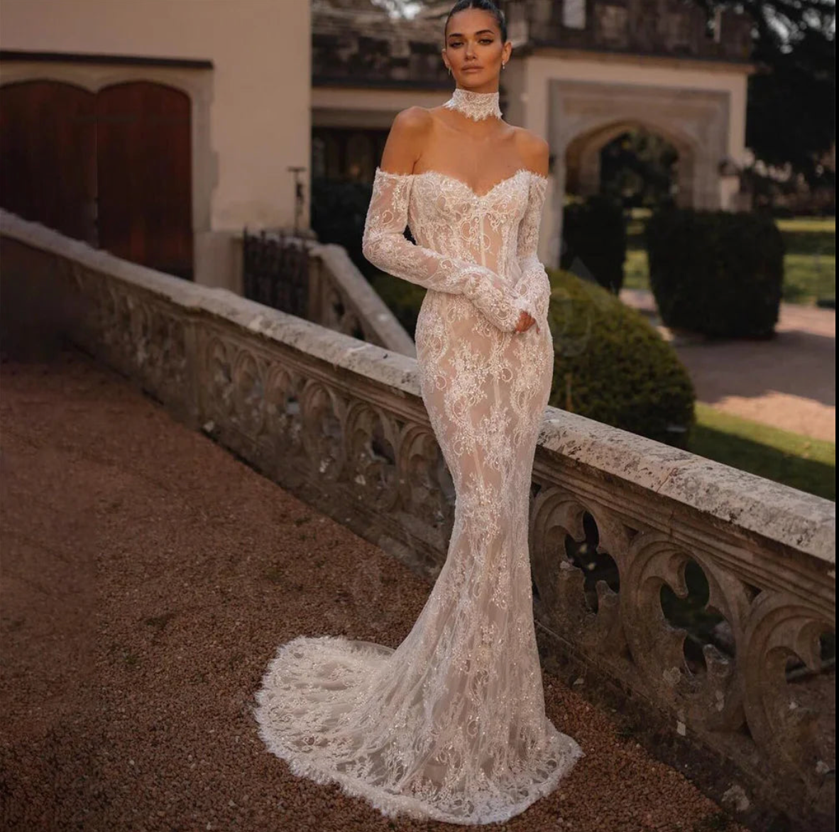 The Robe Rosalinda combines intricate lace details with a mermaid silhouette for a charming and elegant wedding dress. With long sleeves and a sweetheart neckline, this dress is perfect for a romantic and timeless look. Stand out on your special day with this stunning dress.