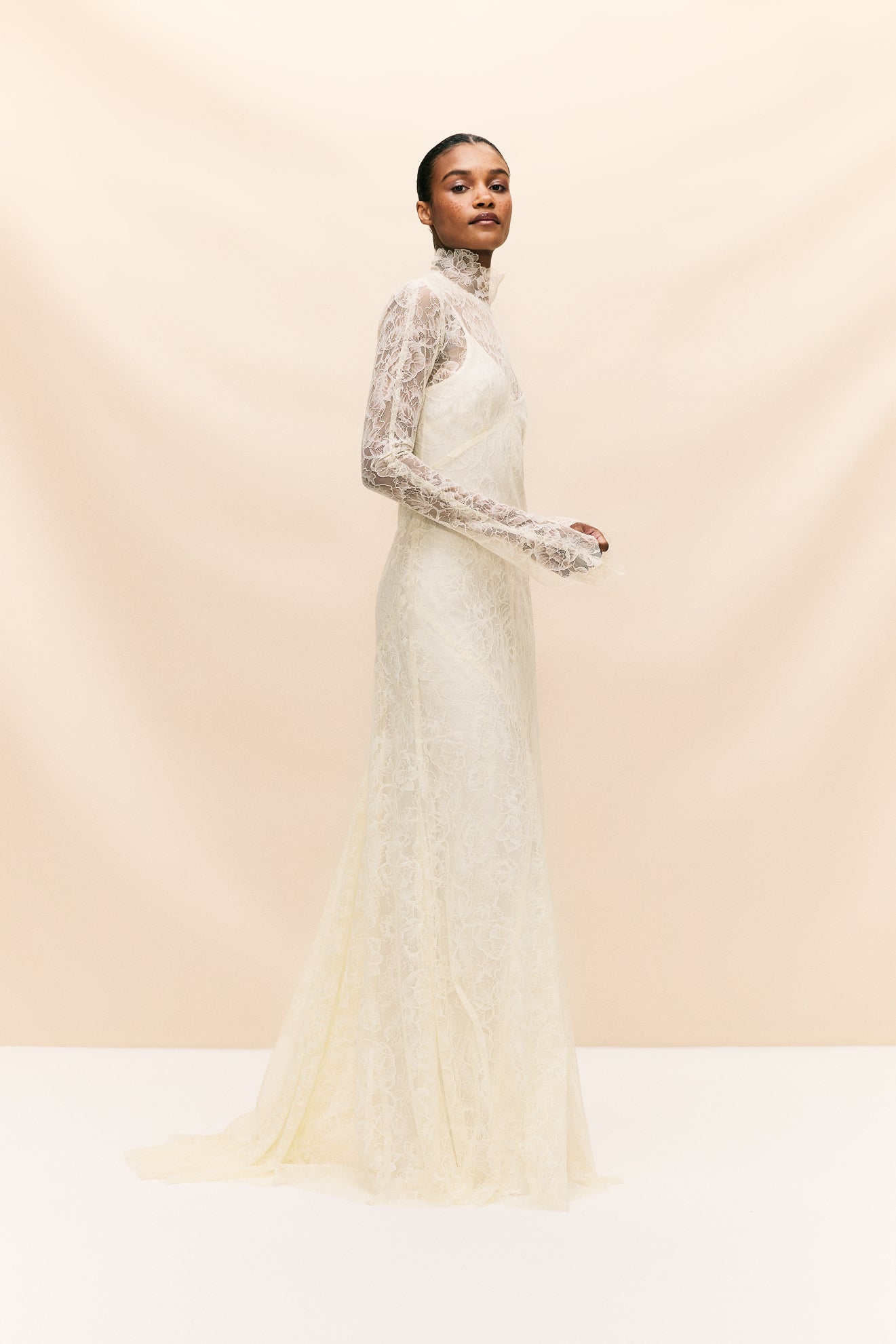 Look stunning on your special day with the Hermosa Dress, crafted from delicate vintage inspired lace that truly embodies our bohemian heritage. Featuring a flattering high neckline, long sleeves, and opulent button detailing, this style exudes effortless elegance. The romantic and sheer qualities of the lace add a touch of romance to your look.