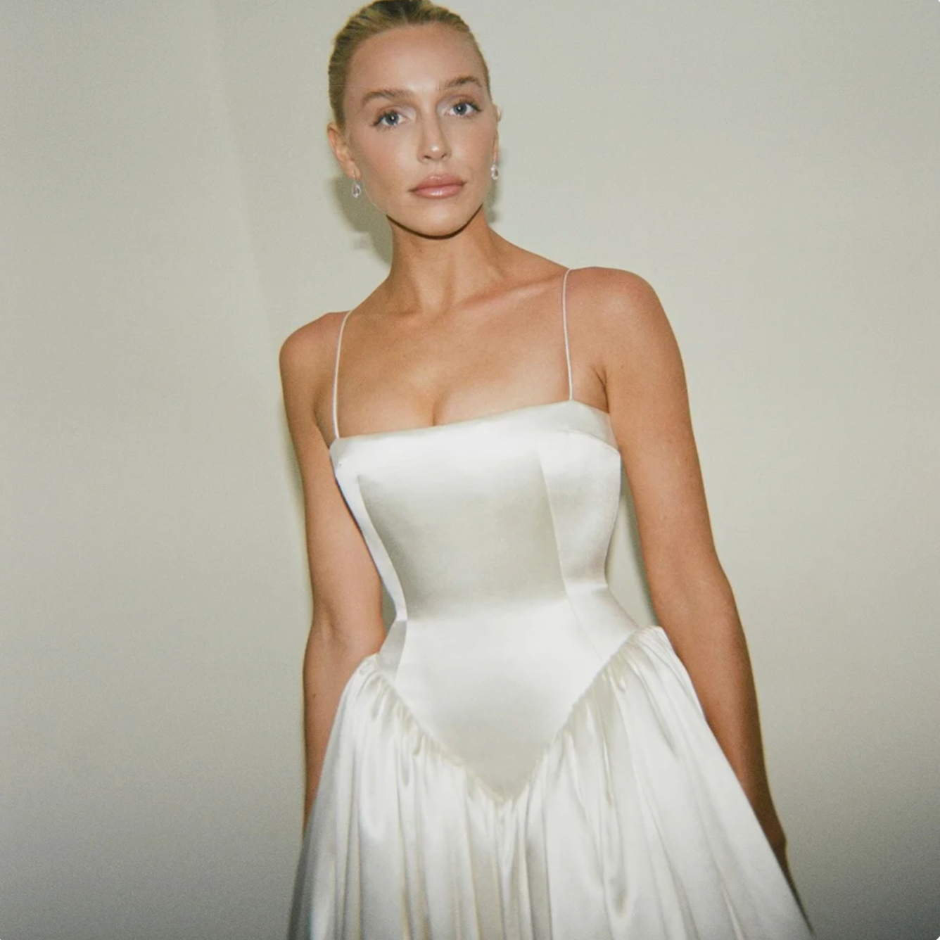 Expertly tailored for the special occasion, the Robe Brice is a stunning wedding dress that exudes elegance and luxury. Made with luxurious satin, this drop waist bridal gown is designed to make the bride look and feel beautiful on her big day. A perfect blend of style and comfort, it's the ultimate choice for any modern bride.