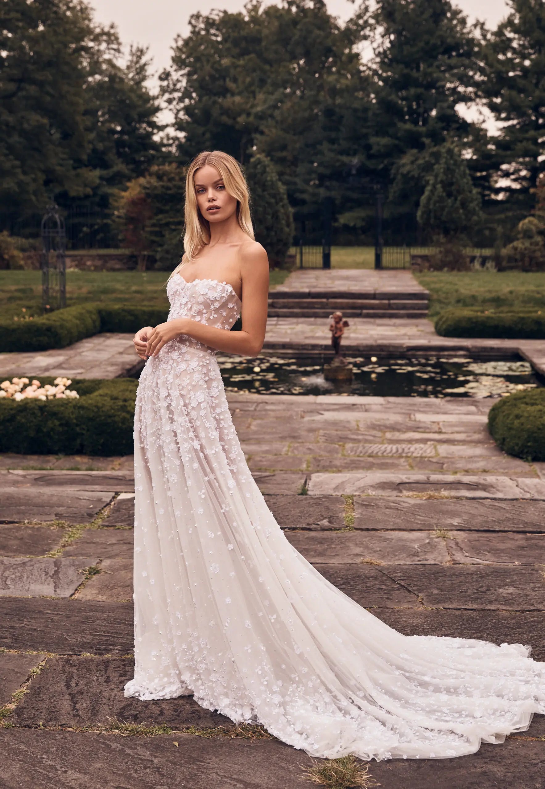 Introducing the Robe Margot - a stunning A-line gown with a delicate sweetheart corset and a sophisticated beaded degrade. Accompanied by a lightly embellished of-the-shoulder cape, this gown exudes elegance and grace. Perfect for formal events and special occasions.