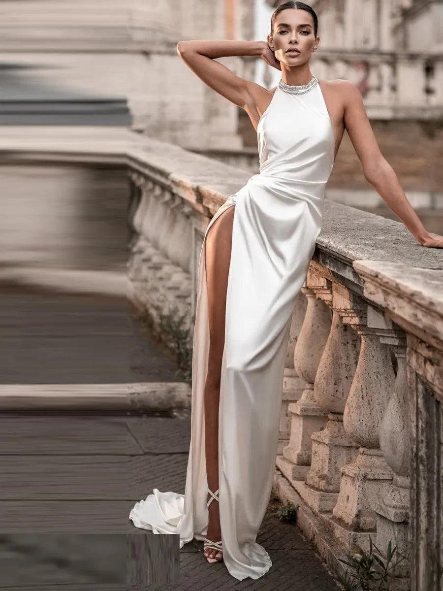 Turn heads in a memorable way on your special day with the Henrietta robe. 