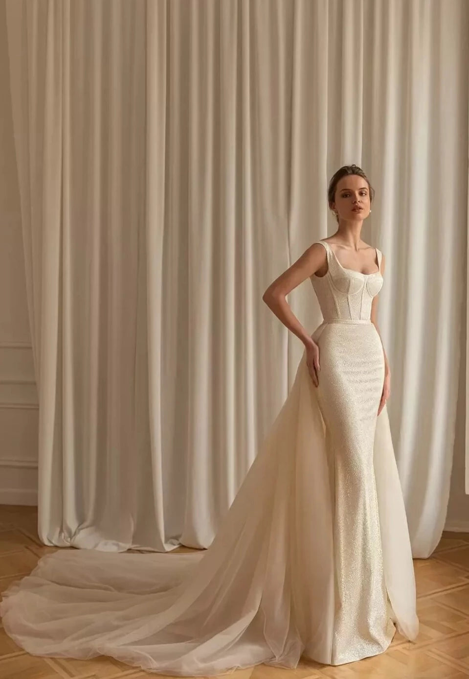 The Robe Bernadetta features luxurious two-piece design with a sweetheart neckline and spaghetti straps, creating a timeless look fit for any modern bride. The sumptuous silhouette is crafted from the highest quality fabric for an exquisite experience that is sure to make a lasting impression.