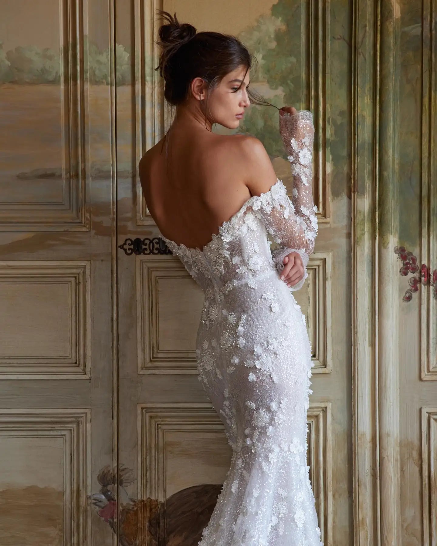 Elevate your bridal elegance with Robe Beline. This luxurious dress features a stunning lace design and a figure-hugging mermaid silhouette that will make you feel like a true queen on your special day. The long-sleeved, off-shoulder design adds a touch of romance and sophistication to this must-have wedding dress.