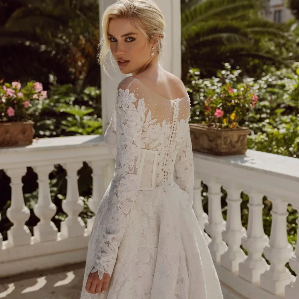 Indulge in luxury and sophistication with our Robe Cadeau. This classic lace applique wedding dress boasts long sleeves, adding an elegant touch to the sparkling design. Make a bold statement and feel like a radiant bride on your special day.