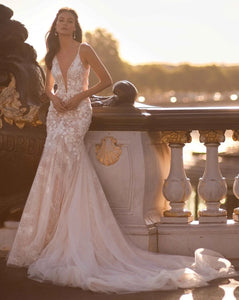 Indulge in luxury with our Robe Melisandre. This Sexy Illusion Deep V-neck Wedding Dress exudes elegance and allure. Adorned with classic lace appliques, it's perfect for the bride who wants to make a statement. The sparkling mermaid design offers a touch of glamour, making you feel like a true goddess on your special day.