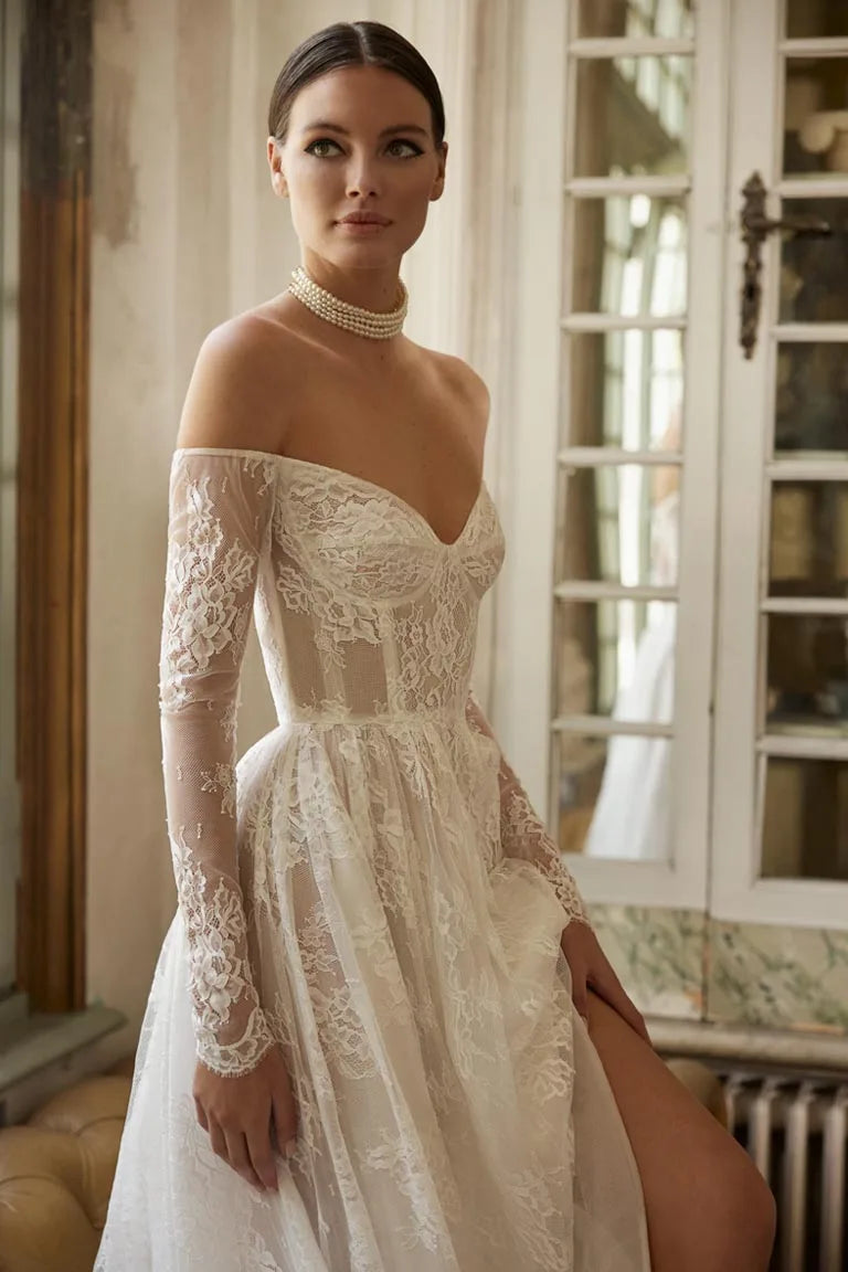 Indulge in luxury and grace with our Robe Colette. This lace wedding dress boasts simple elegance with a long-sleeved, graceful design. Perfect for the sophisticated bride, this vestido de novia will add a touch of timeless charm to your special day. Prepare to turn heads and capture hearts with this exclusive piece.