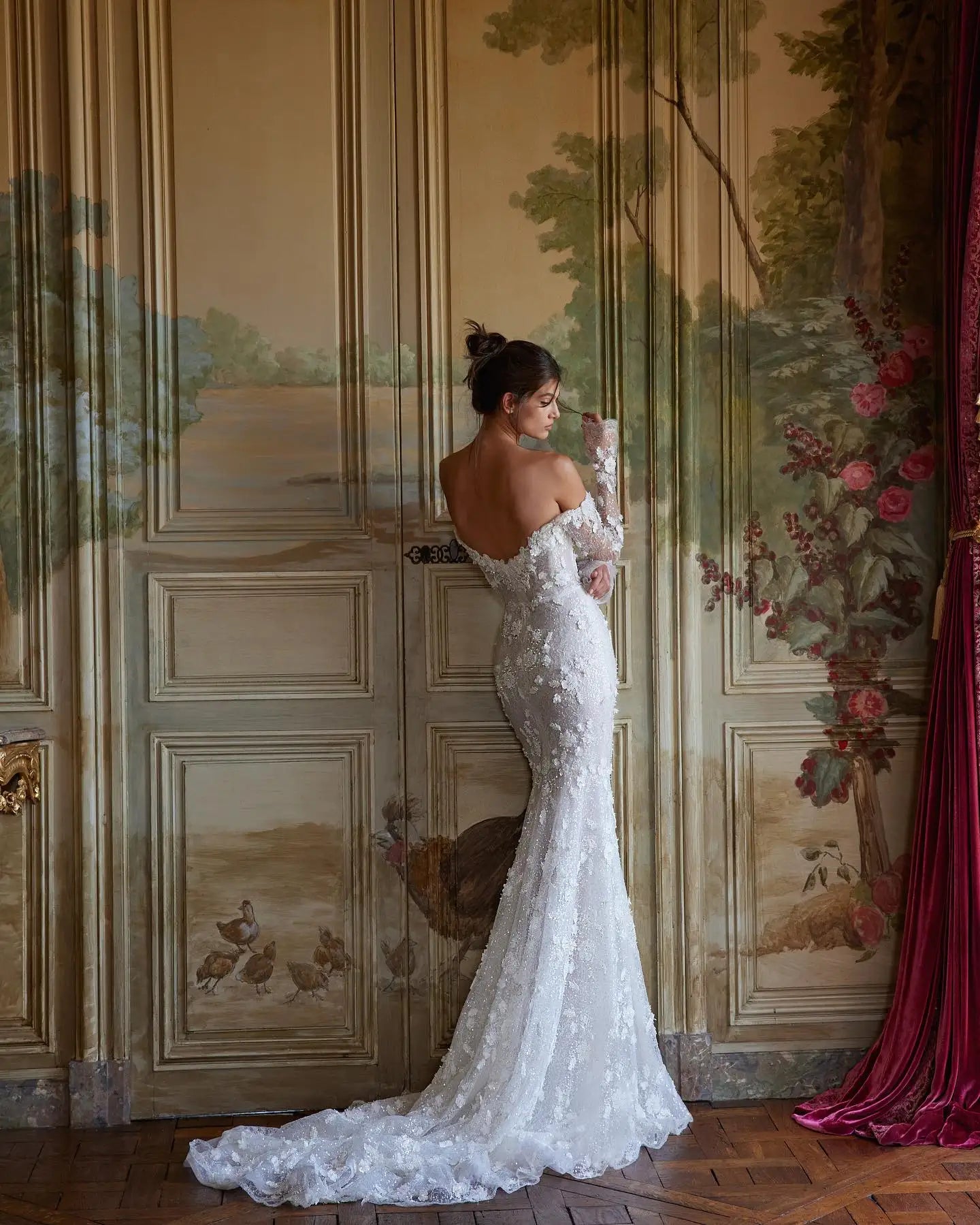 Elevate your bridal elegance with Robe Beline. This luxurious dress features a stunning lace design and a figure-hugging mermaid silhouette that will make you feel like a true queen on your special day. The long-sleeved, off-shoulder design adds a touch of romance and sophistication to this must-have wedding dress.