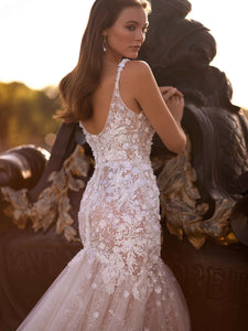 Indulge in luxury with our Robe Melisandre. This Sexy Illusion Deep V-neck Wedding Dress exudes elegance and allure. Adorned with classic lace appliques, it's perfect for the bride who wants to make a statement. The sparkling mermaid design offers a touch of glamour, making you feel like a true goddess on your special day.