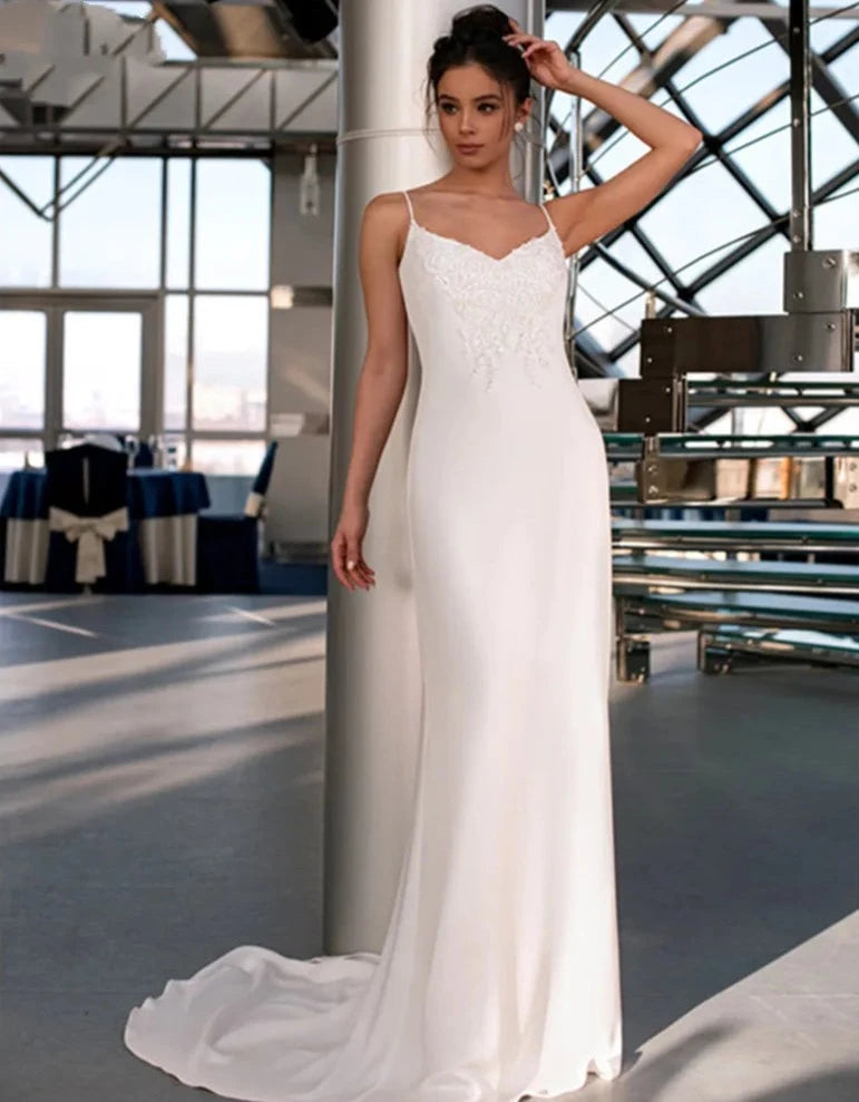 Get ready to stun in Robe Alienor! Made of high quality material, this V-neck dress is perfect for any bride. Its backless design and sweeping train add a touch of sophistication while the white color is sure to turn heads. Say "I do" in style with this modern wedding gown.