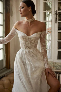 Indulge in luxury and grace with our Robe Colette. This lace wedding dress boasts simple elegance with a long-sleeved, graceful design. Perfect for the sophisticated bride, this vestido de novia will add a touch of timeless charm to your special day. Prepare to turn heads and capture hearts with this exclusive piece.