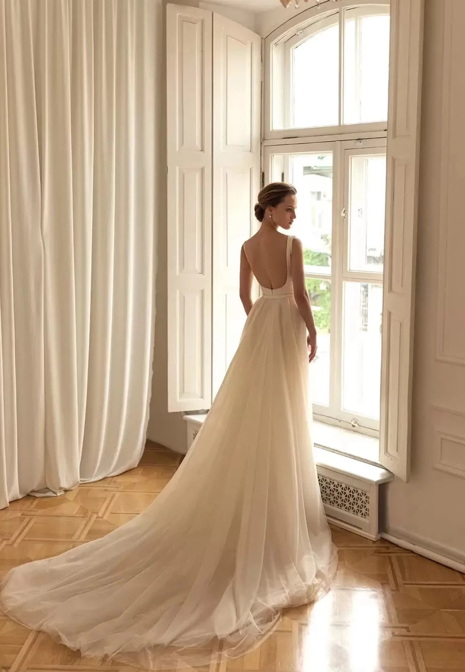 The Robe Bernadetta features luxurious two-piece design with a sweetheart neckline and spaghetti straps, creating a timeless look fit for any modern bride. The sumptuous silhouette is crafted from the highest quality fabric for an exquisite experience that is sure to make a lasting impression.