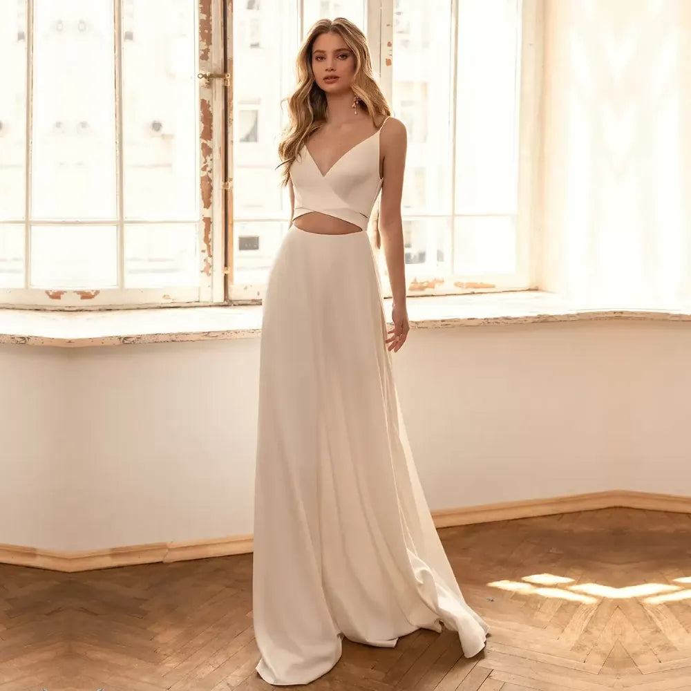 Look like a queen on your special day in this amazing wedding gown! The V-neckline, spaghetti straps, and A-Line silhouette of the Robe Marguerite make it the perfect choice for timeless bridal beauty. Dare to be the belle of the ball in this stunning bridal dress!