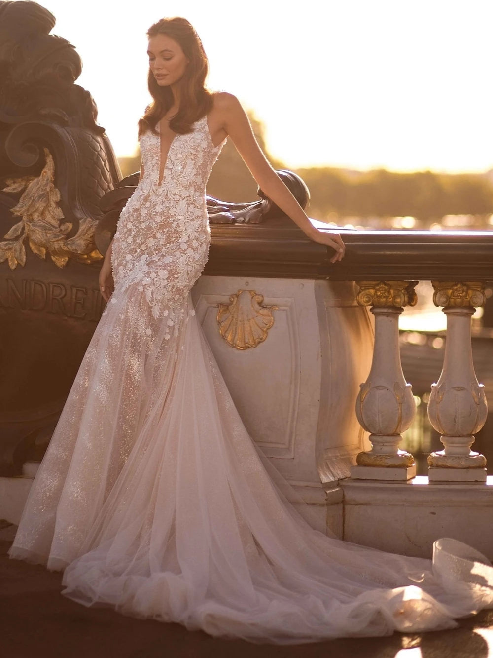 Indulge in luxury with our Robe Melisandre. This Sexy Illusion Deep V-neck Wedding Dress exudes elegance and allure. Adorned with classic lace appliques, it's perfect for the bride who wants to make a statement. The sparkling mermaid design offers a touch of glamour, making you feel like a true goddess on your special day.