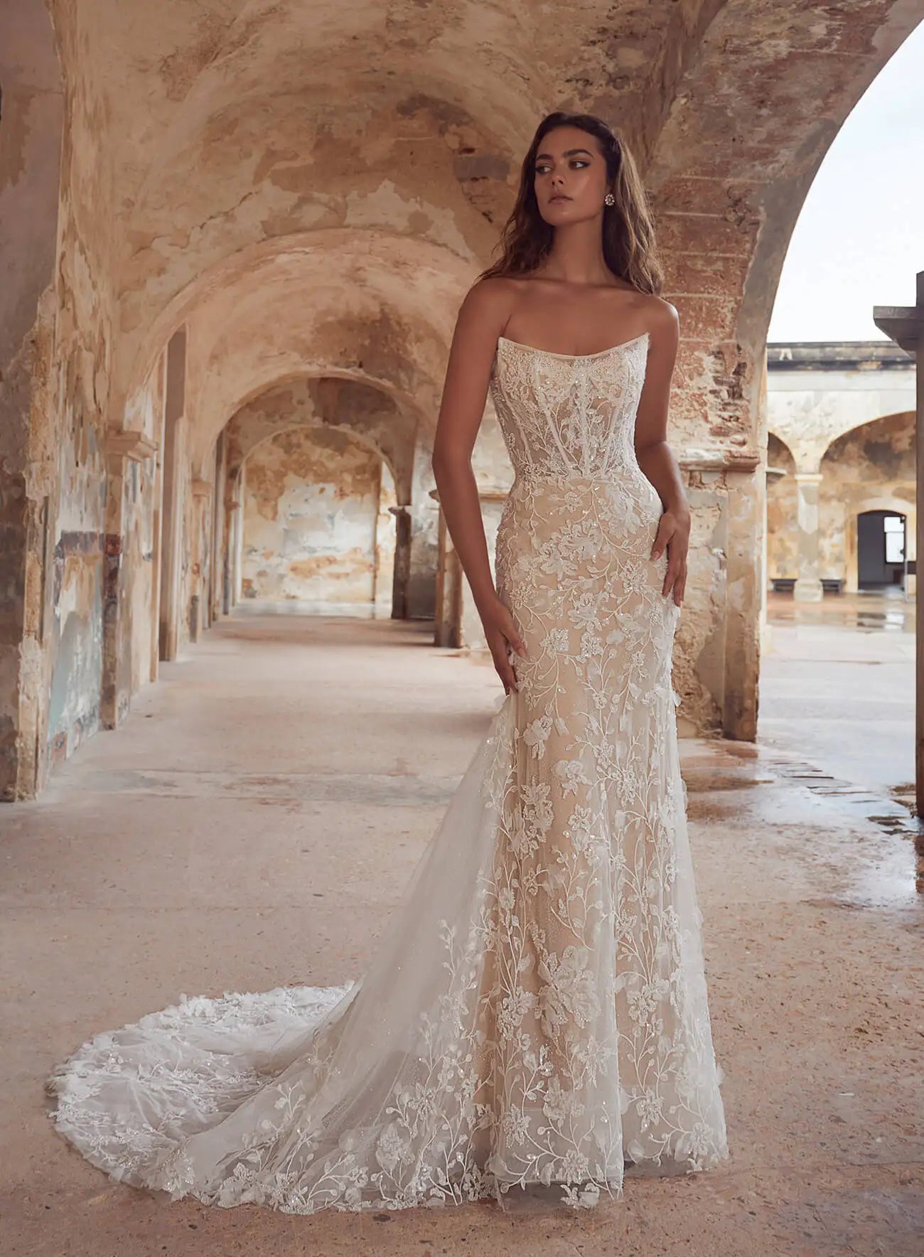 Elevate your bridal style with the exquisite Robe Leopoldine. This 2-in-1 luxury wedding dress features delicate lace and a detachable skirt, offering versatility and sophistication. Embrace the feminine silhouette of the corte sirena cut and make a statement on your special day.