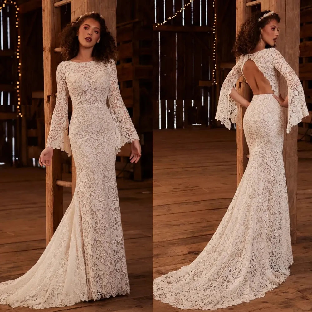 The Robe Solada is the perfect bridal gown for the modern bride. Its sexy mermaid silhouette and jewel neckline create a stunning and sophisticated look, while the floor length and open back add a touch of elegance. Walk down the aisle in style with this timeless and chic gown.