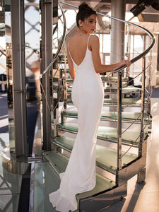 Get ready to stun in Robe Alienor! Made of high quality material, this V-neck dress is perfect for any bride. Its backless design and sweeping train add a touch of sophistication while the white color is sure to turn heads. Say "I do" in style with this modern wedding gown.