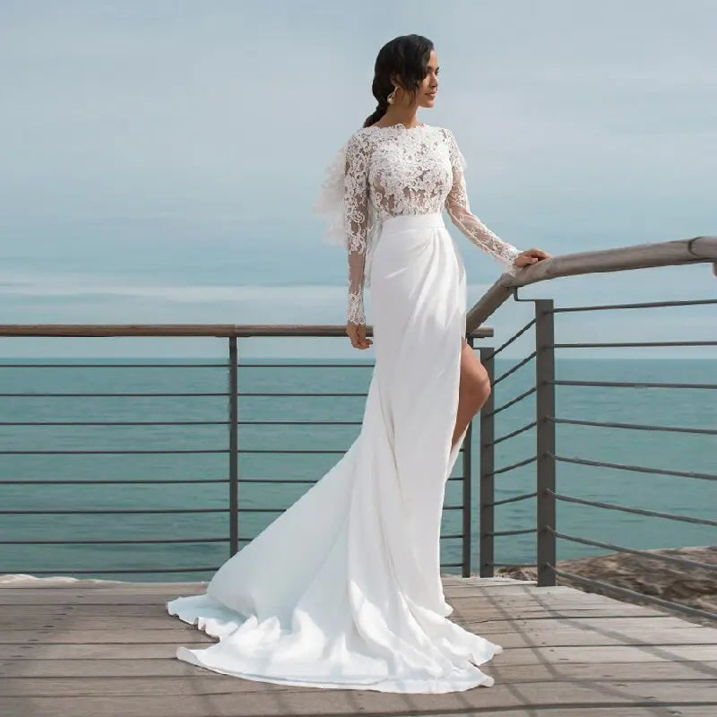 Expertly designed for your special day, the Robe Chelsea is an elegant mermaid-style wedding dress. With long sleeves, a stunning backless design, and a lace and tulle construction, this dress exudes timeless elegance. Complete with a side slit and a sweeping train, it is the perfect blend of modern and traditional.