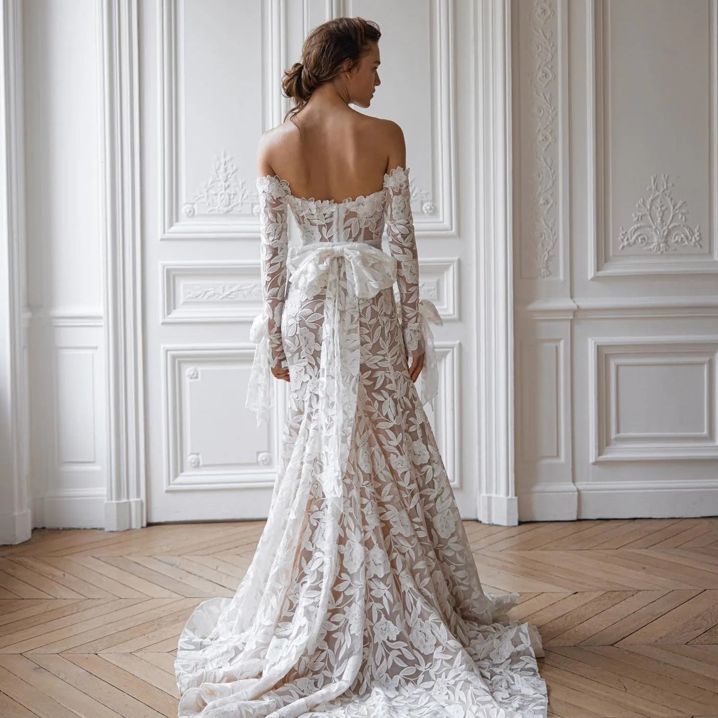 Elevate your special day with the Robe Alana. This exquisite lace mermaid wedding dress boasts an off the shoulder sweetheart neckline and detachable sleeves for an elegant, customizable look. Its long silhouette is designed to stun and captivate, making you feel like a true work of art.