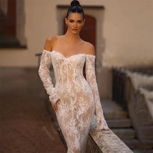 The Robe Rosalinda combines intricate lace details with a mermaid silhouette for a charming and elegant wedding dress. With long sleeves and a sweetheart neckline, this dress is perfect for a romantic and timeless look. Stand out on your special day with this stunning dress.