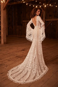 Look sophisticated and graceful in the beautiful Robe Amy. Crafted with luxurious fabric, it is adorned with a sweeping floor-length design, a tasteful trumpet V-neck, and exquisite applique and lace detailing. Complete with an open back and delicate tassels, this wedding dress is opulent and elegant.