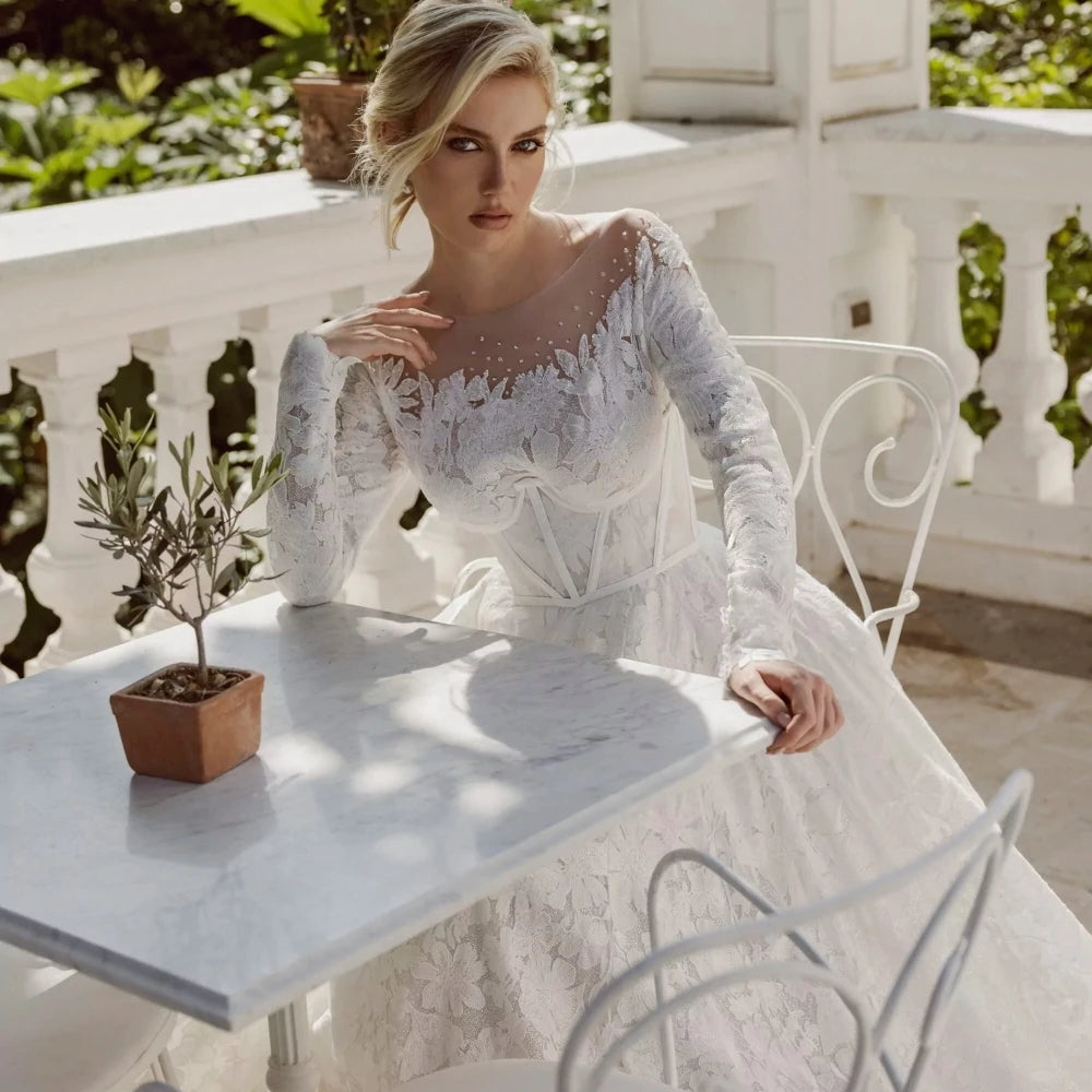 Indulge in luxury and sophistication with our Robe Cadeau. This classic lace applique wedding dress boasts long sleeves, adding an elegant touch to the sparkling design. Make a bold statement and feel like a radiant bride on your special day.