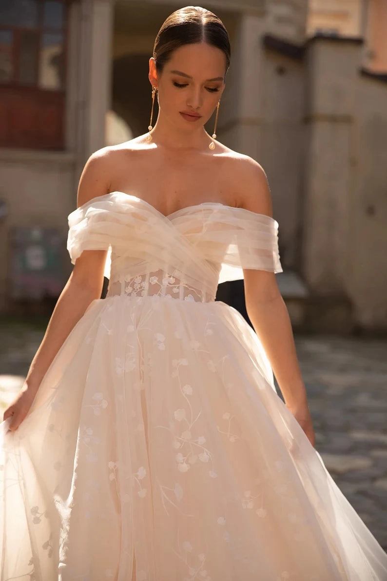 This exquisite Robe Henriette is perfect for the modern princess bride. The elegant long sleeves and voluminous ball gown silhouette create a regal look that will make you feel like royalty on your special day. Made for the romantic at heart, this dress is sure to make you feel like a true princess.