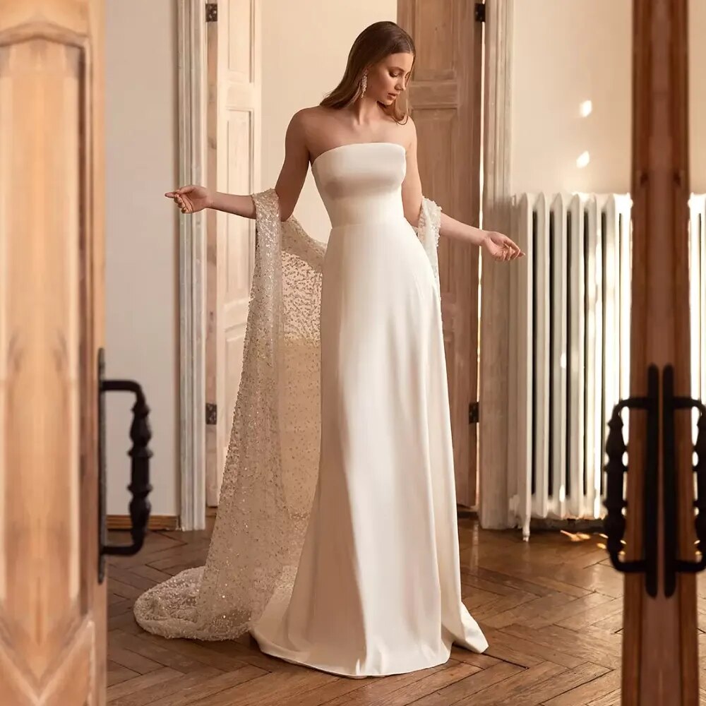 Introducing the Robe Samaria, a two-piece bridal gown that will have you saying "I do" to its strapless design. With a playful twist on traditional bridal wear, this gown will surely make you stand out on your big day. Get ready to put the fun in "bride fun" with the Robe Samaria!