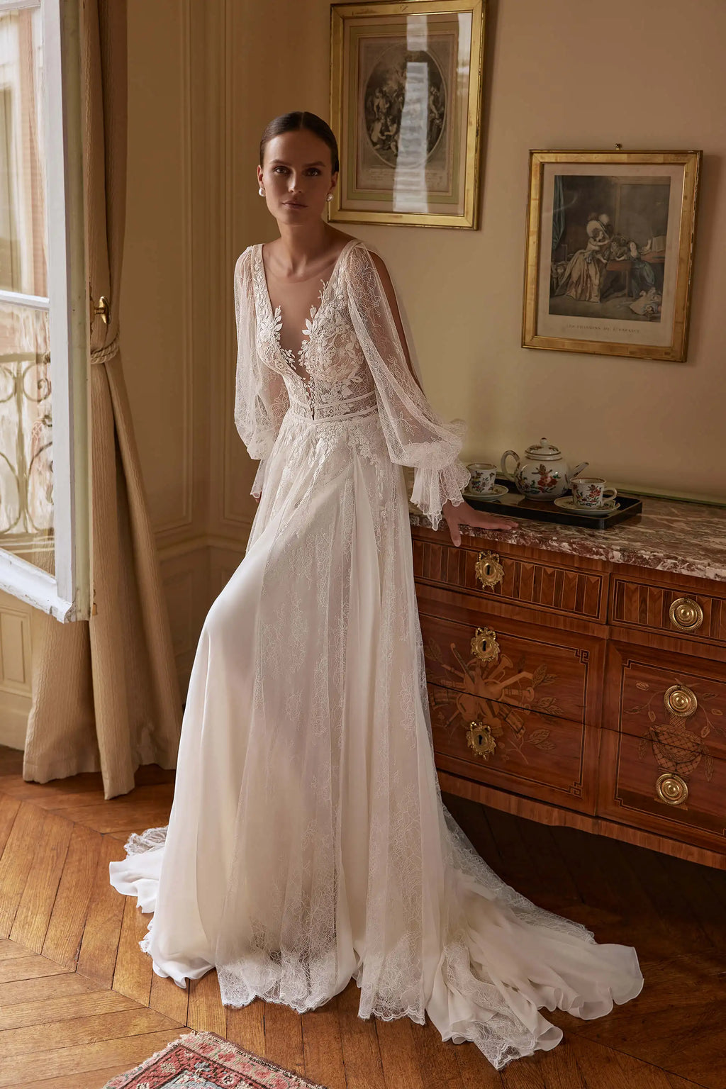 Elevate your special day with the Robe Aurore. The boho wedding dress exudes a sense of romance with delicate lace and elegant long sleeves. Perfect for a beach or civil ceremony, this dress will make you feel effortlessly beautiful. Make your dream wedding a reality with the Robe Aurore.