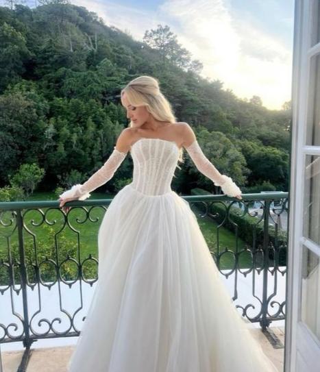 Elevate your special day with the captivating Robe Hannah. This elegant bridal gown exudes sophistication and grace, making you feel stunning as you walk down the aisle. Let its timeless design and flawless fit enhance your beauty and create timeless memories.