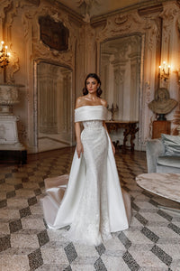 Transform into a fairy tale bride in the enchanting Bellini Gown. Made with luxurious satin, this gown boasts a slim mermaid waist for a flattering silhouette. Perfect for capturing hearts on your special day.